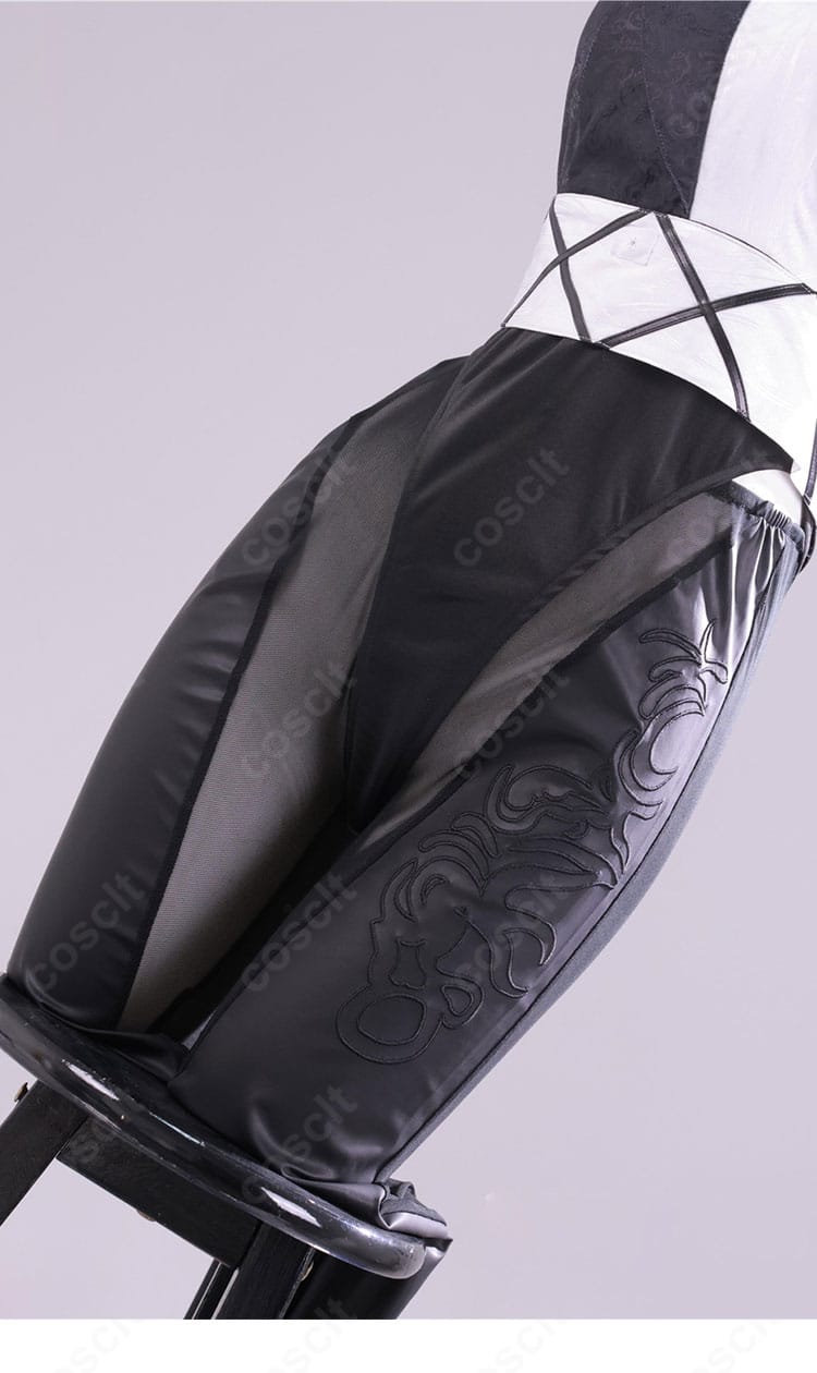 パンツ側面のロゴ風文字装飾と配色ラインのディテール