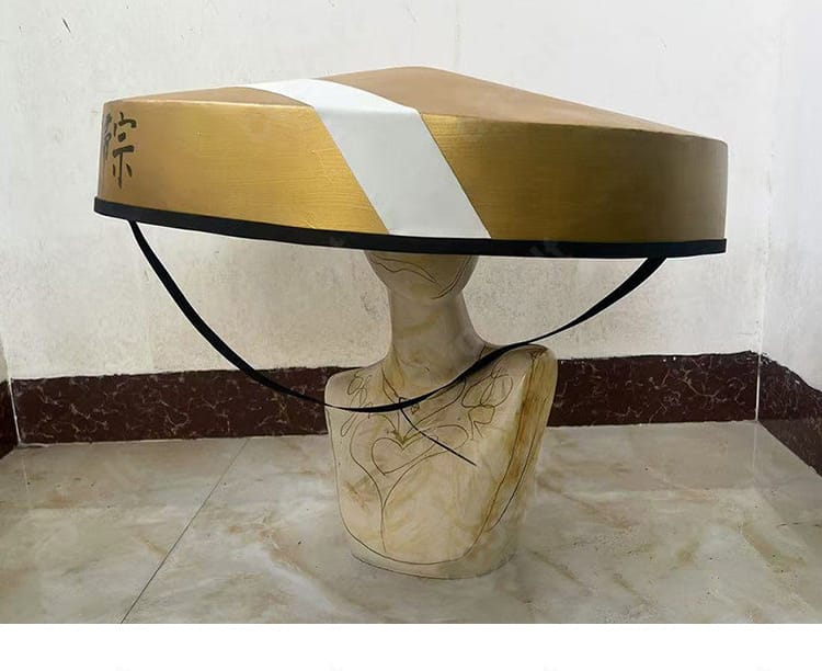 帽子の白いストライプ装飾の近接ディテール