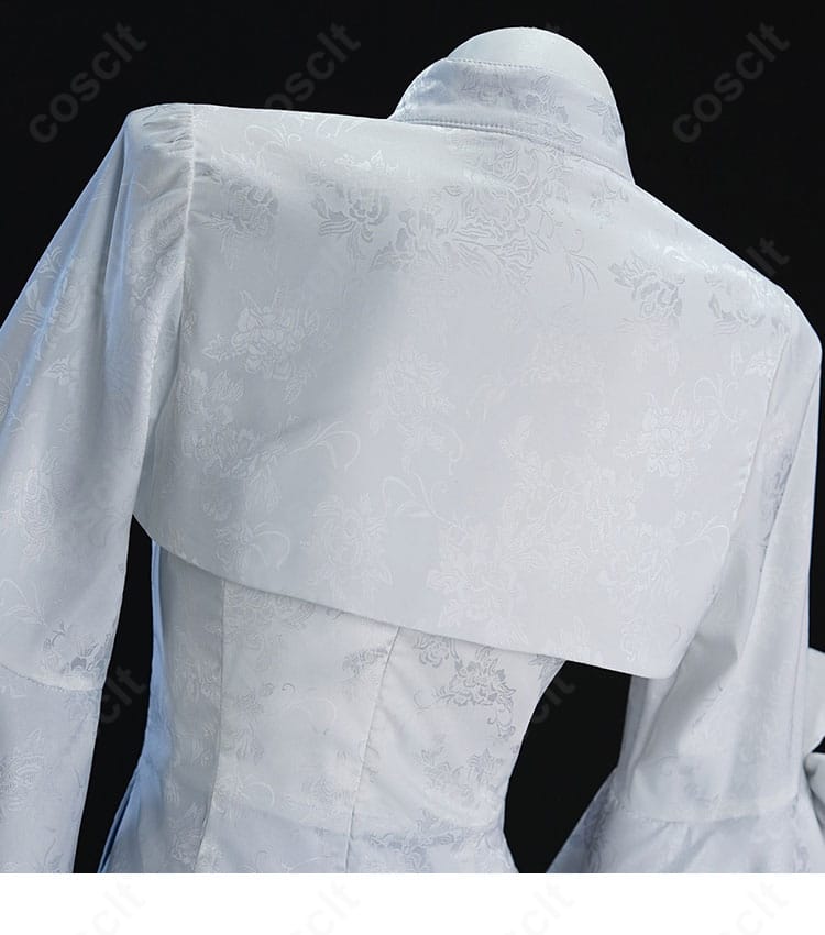 背面装飾ディテール。コートの背面ライン、ヘムの仕立て、生地の光沢感を拡大表示。