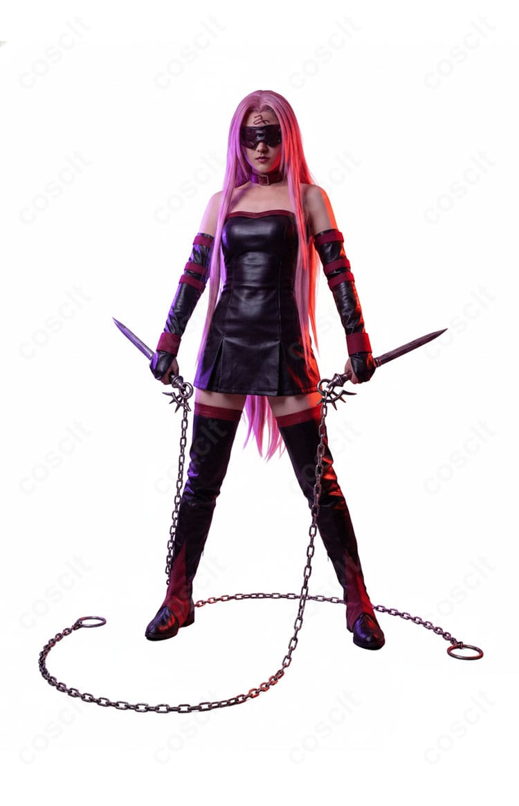 腕飾りとPUレザーの表面感、縫製ステッチのディテール。光沢とコントラストが分かる装飾寄り。