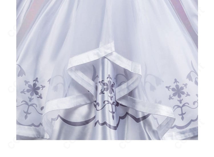 スカート裾の装飾と縁取りのクローズアップ。撮影映えするディテール表現