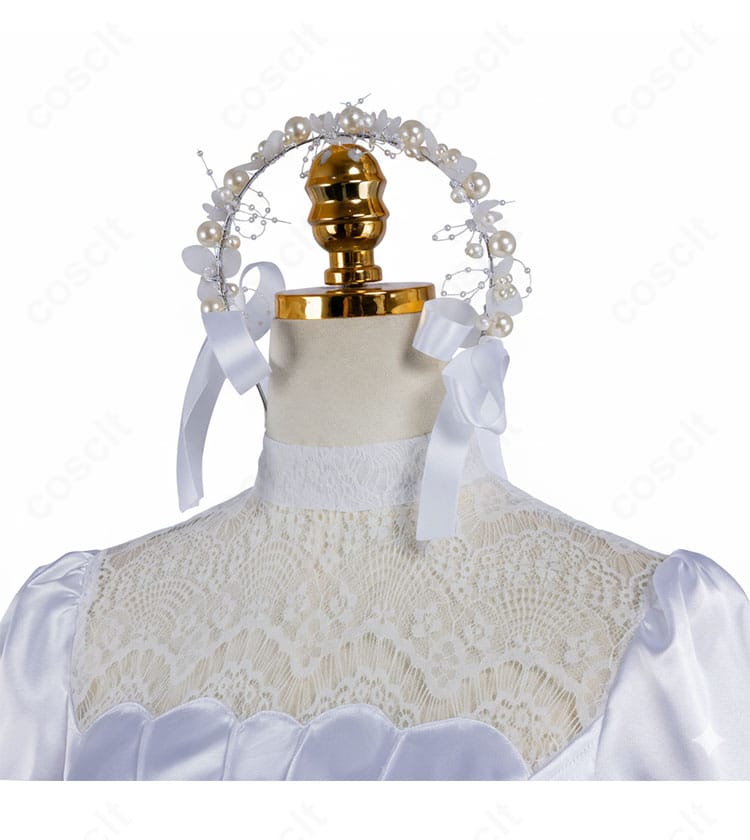 襟元とカチューシャの装飾詳細。首周りのデザインとヘッドアクセの質感を示すアップ