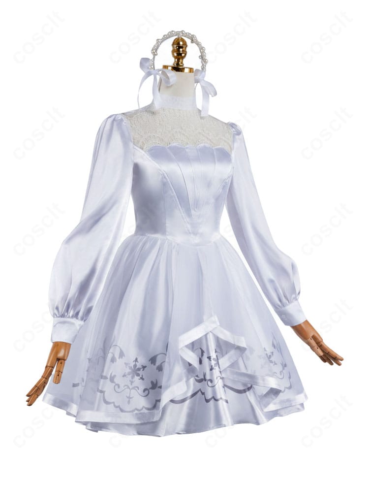 ワンピースとマントの装飾ディテール。裾やトリムの意匠がわかるクローズアップ