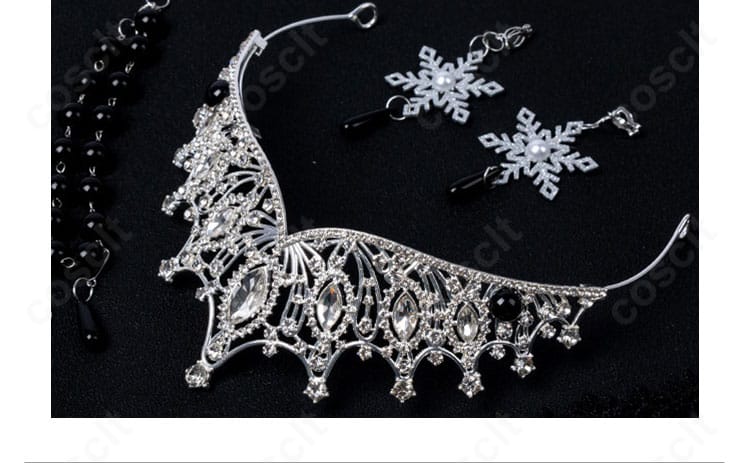 王冠・耳飾り・ネックレスなどアクセサリーのディテール。質感とセット構成が分かる接写