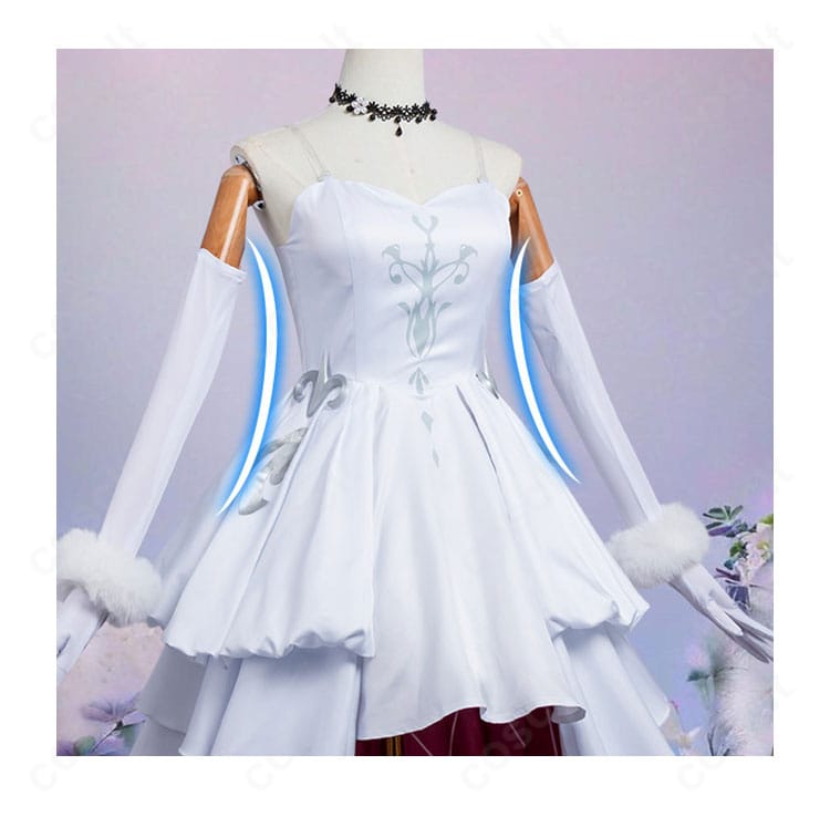 ワンピース上身頃の正面ディテール。胸元カッティングと縫製ライン、装飾の質感が分かる接写