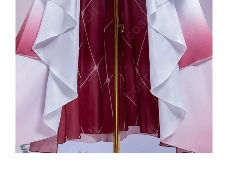 スカート裾の装飾ディテール。ラインの入り方と装飾パーツの配置が分かる接写