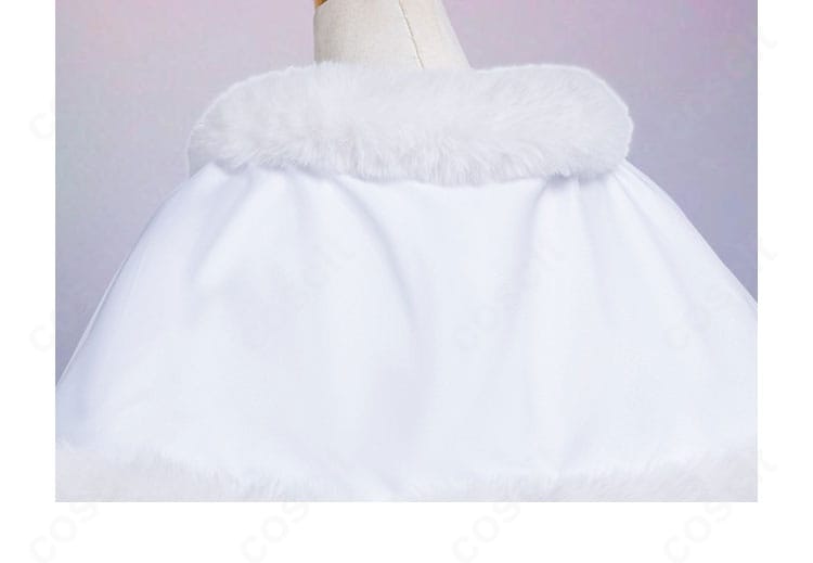 ショールと肩周りの装飾ディテール。王冠とのバランスや留め具位置が分かる接写