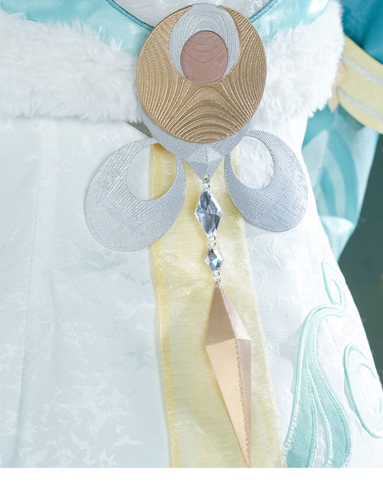 背面装飾ディテール。コート中央の意匠と揺れるペンダントの質感