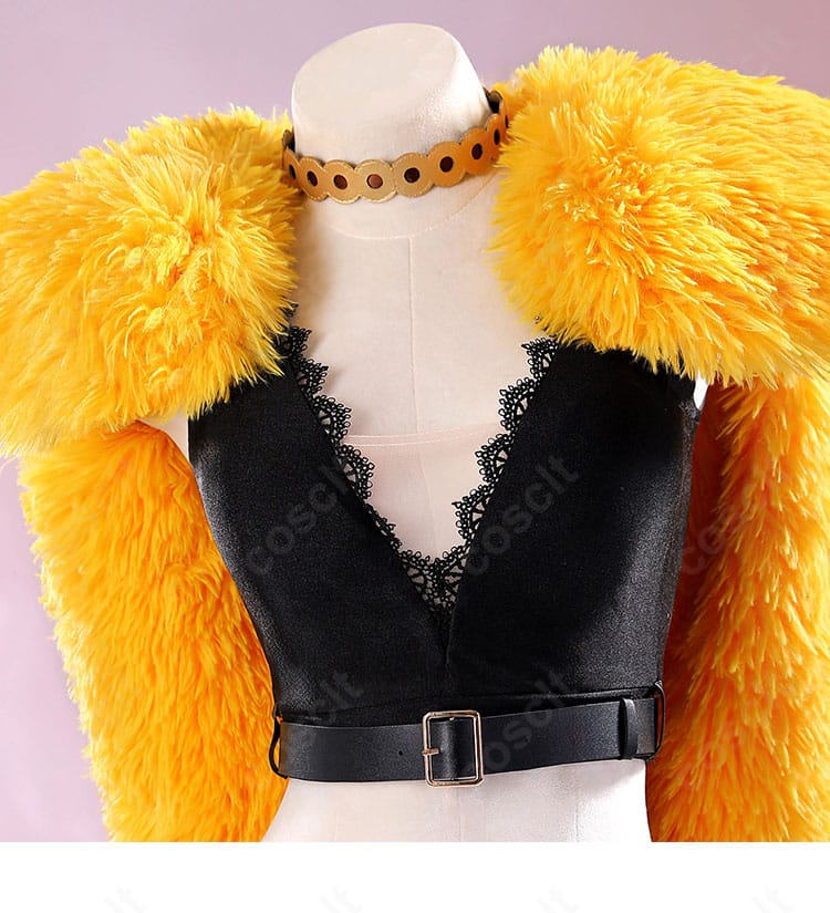 トップス装飾のディテール。フェイクレザーの縁取りとステッチ、装飾パーツの質感。