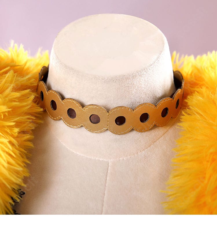 チョーカー（首飾り）のディテール。金具と留め具の仕様、フィット感が分かる接写。