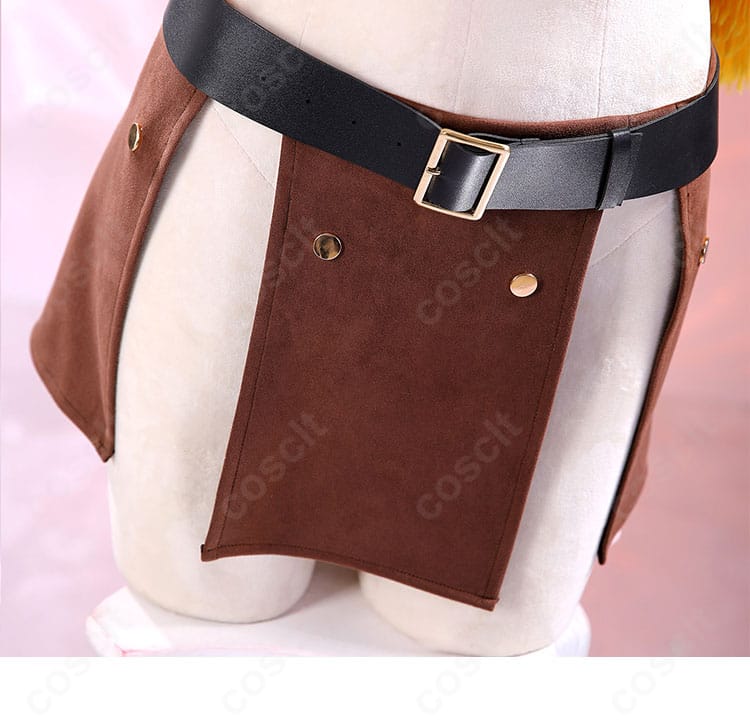 スカートとベルト周りの装飾。スエード調の質感と留め金の構造が見える。