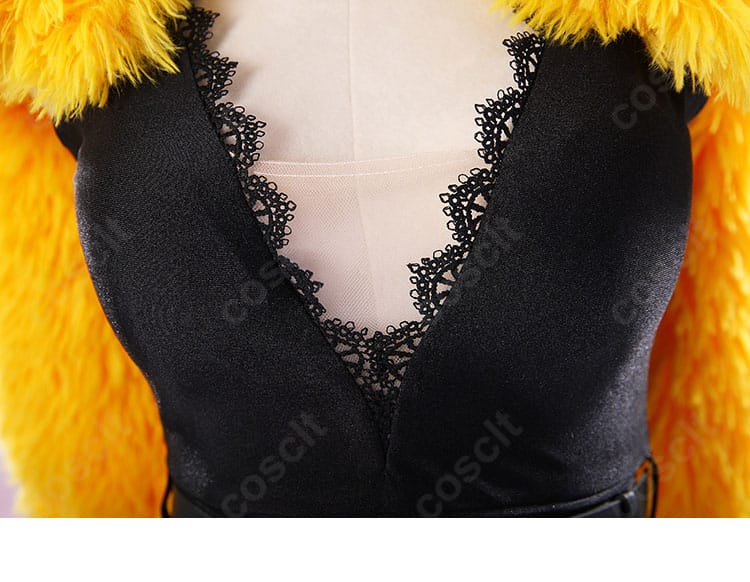 トップスの襟元装飾ディテール。配色と素材の切り替え、縫製ラインを確認できる。