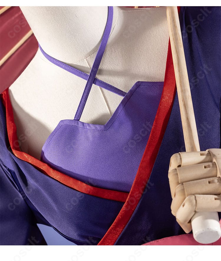 襟元の装飾ディテール（ゴールドトリムと和風モチーフ）