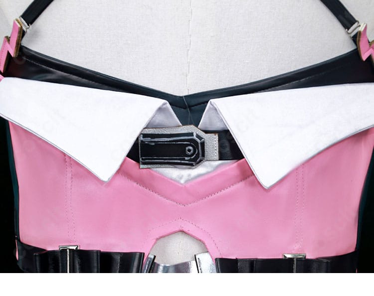 背面の装飾とシルエット。ベルト取り回しと後ろ身頃の切替デザイン