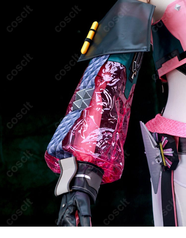 左袖の縫製・テープ意匠の近接写真