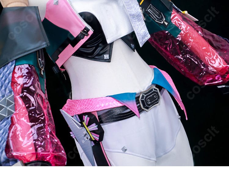 腰飾りのアップ。ベルト固定とプレート装飾、配色差の立体感を表示