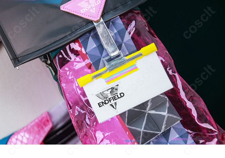 腕章・アームバッジの装飾ディテール。質感と固定方法がわかる