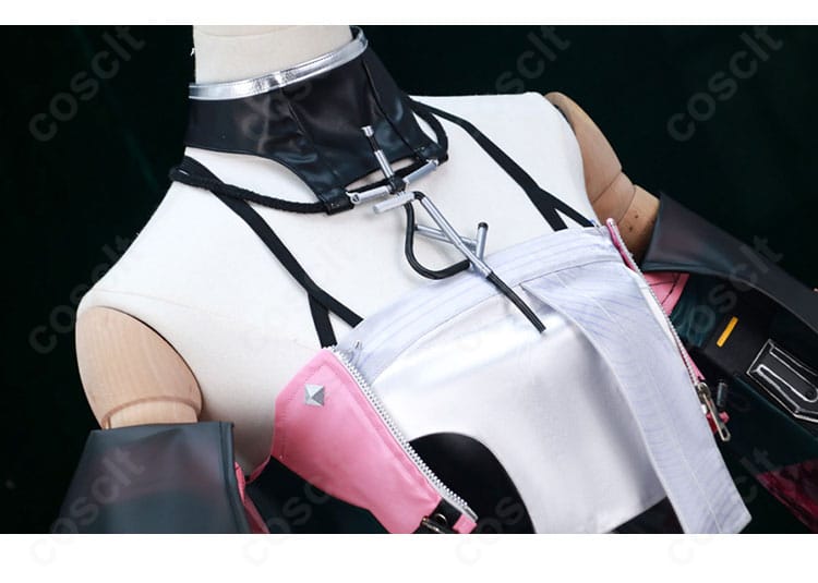 襟元・チョーカー周辺の装飾。金具と配色アクセントの構成が分かる