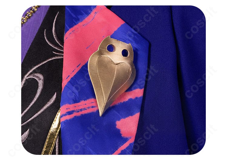 衣装の襟元ディテール。襟の形状とステッチ、装飾の配置をクローズアップ。