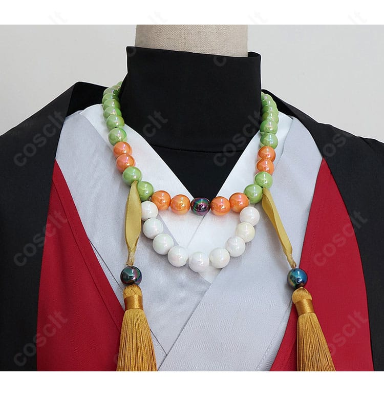 童磨 幼少期コスプレ衣装のネックレス詳細。首元の装飾がアップで分かるディテールカット。