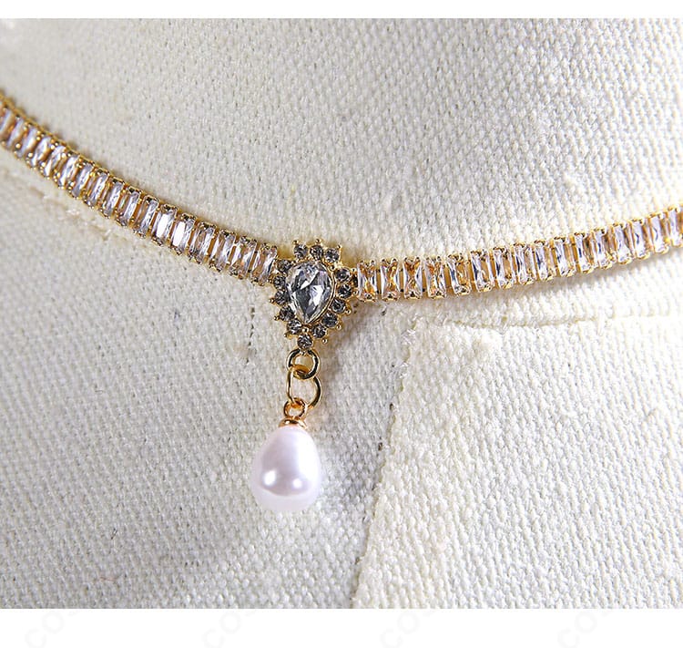 ネックアクセサリーの接写。パール調の質感と留め具のディテールが分かる画像。