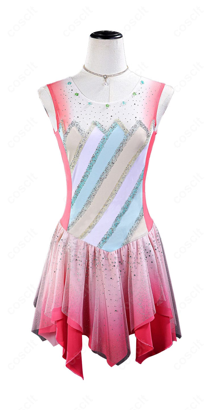 スケートドレス正面の全体像。ウエストラインと胸元の装飾、スカートのフレア分量を確認できる画像。