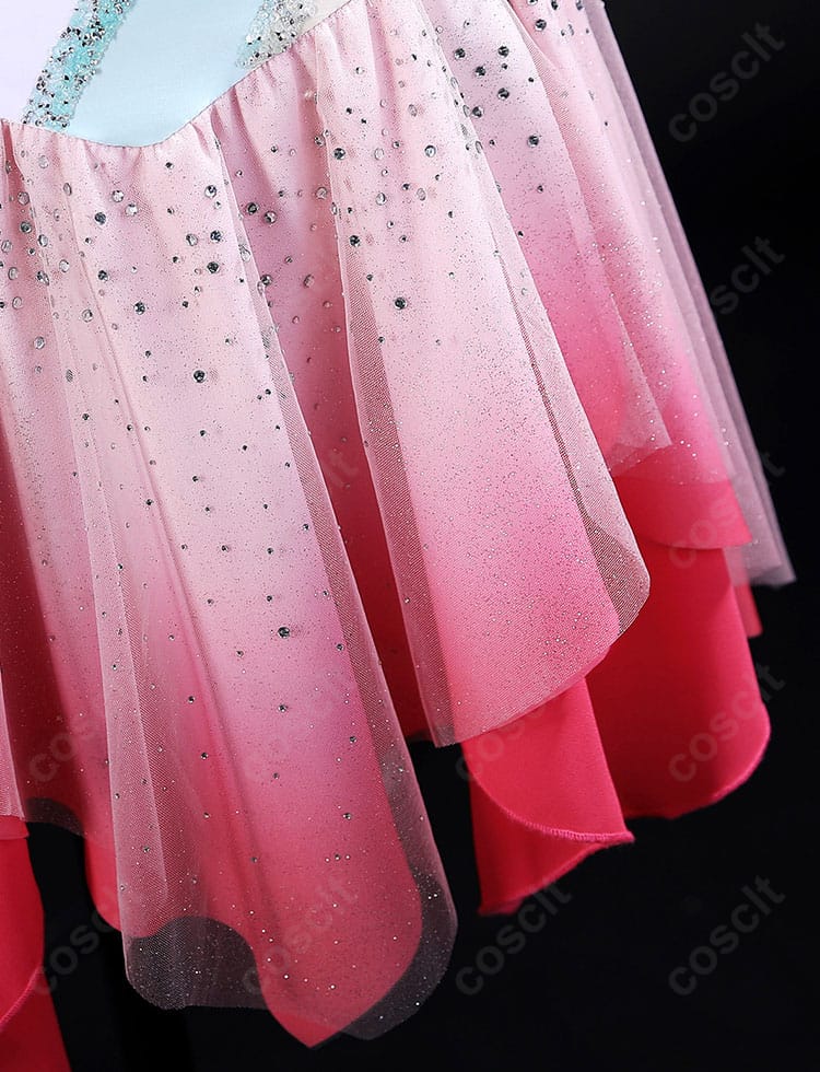 裾(ヘムライン)の装飾ディテール。チュールのレイヤーと縁処理の美しさが分かる画像。