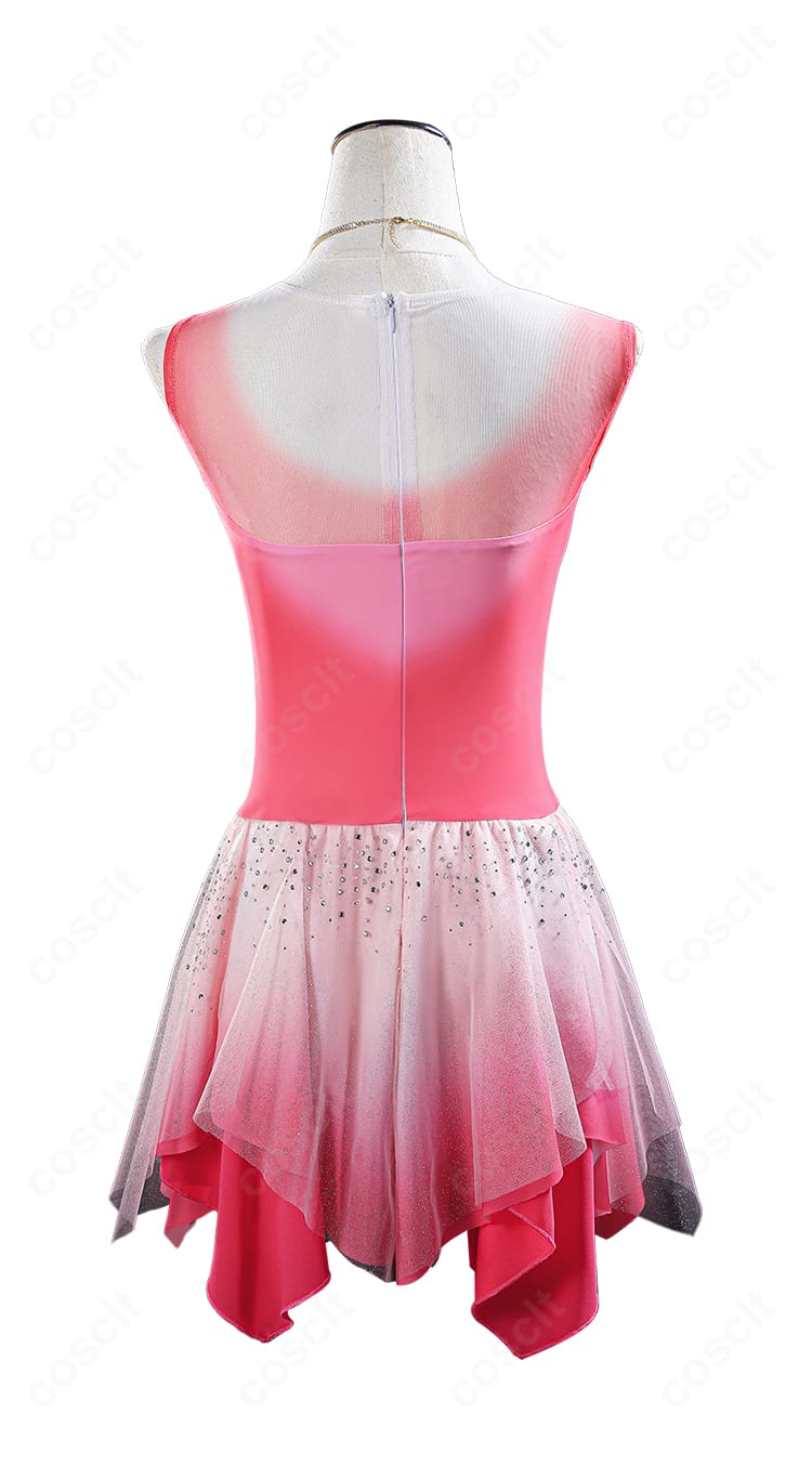 スケートドレス背面。背中のラインとスカートの広がり、後ろ姿のバランスを示す画像。