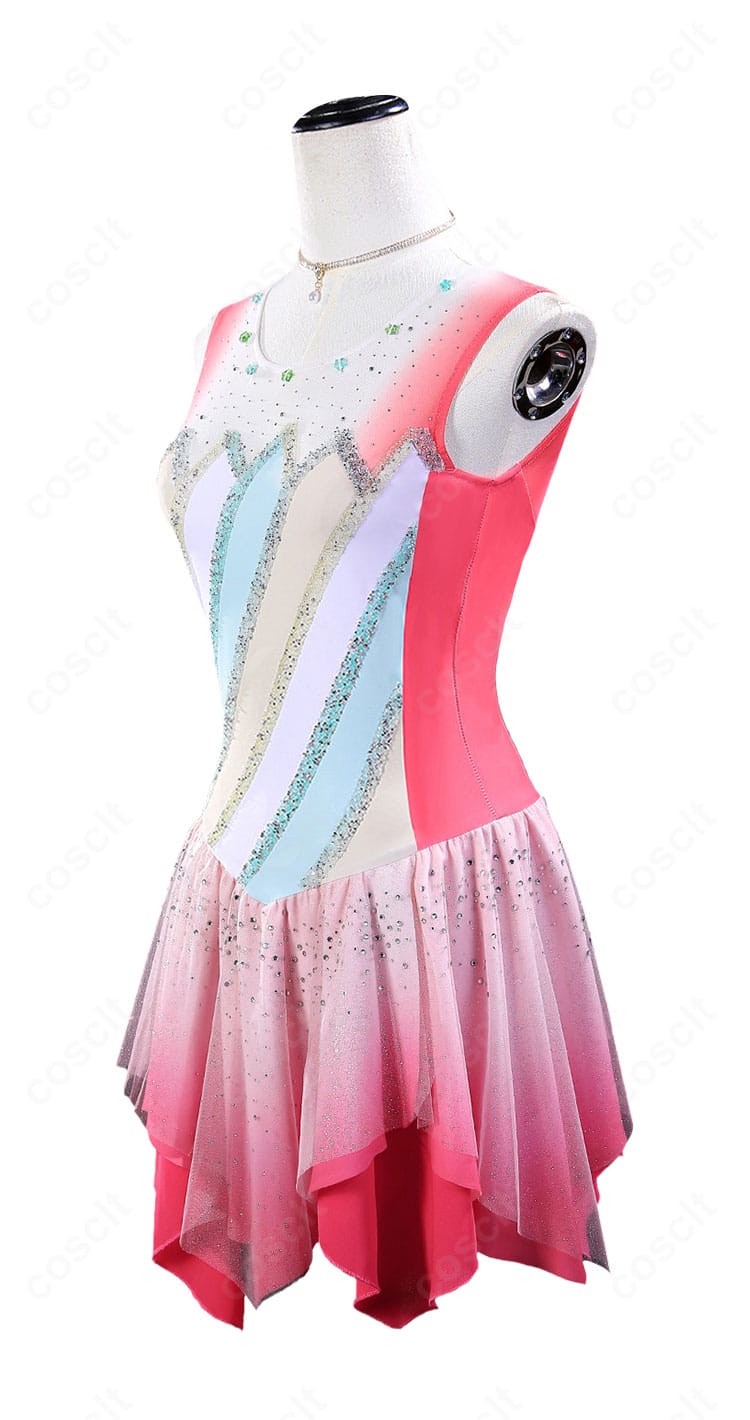 スケートドレス側面のシルエット。フィット感とスカートの落ち感、脇線のカッティングが分かる画像。