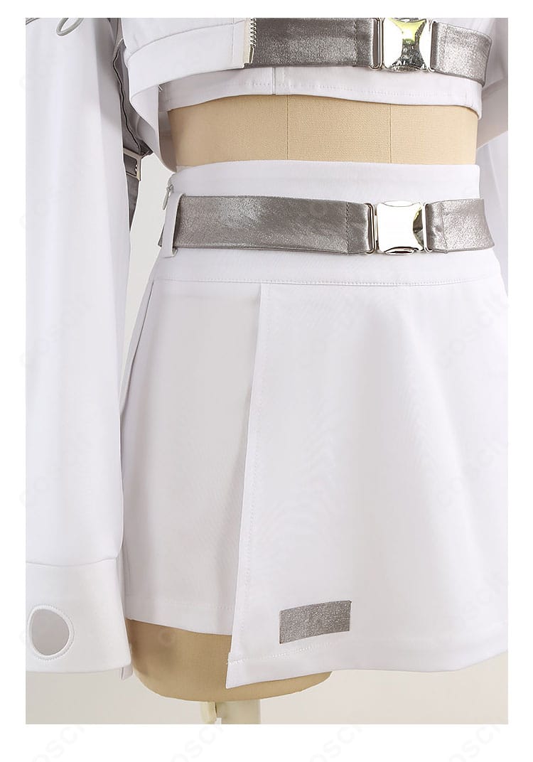 スカート風ショートパンツの装飾ディテール。裾の処理と生地の落ち感、ラインの美しさを捉えた画像