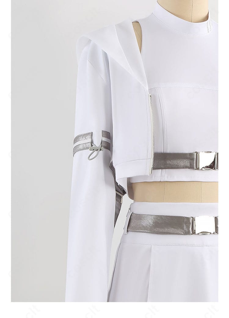 肩と袖の装飾ディテール。肩口の切り替えと袖口の仕上げ、動きやすさを支えるパターン設計がわかる画像