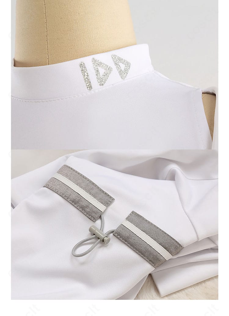 襟元の装飾ディテール。ベストとジャケットのレイヤード、ネックラインの縫製精度を示した画像