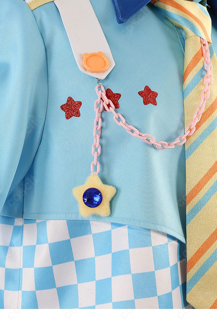 クマクマレスQ衣装の胸元ディテール。胸飾りとベストの合わせ、ボタンの意匠を捉えた画像