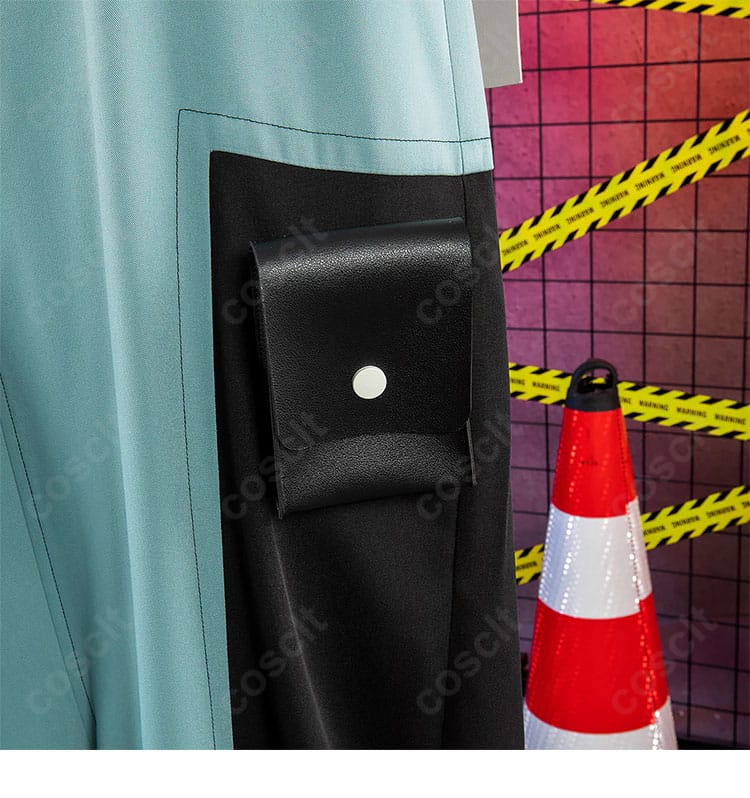 サロペットパンツのポケット装飾ディテール。フラップとステッチの実用的デザインを強調