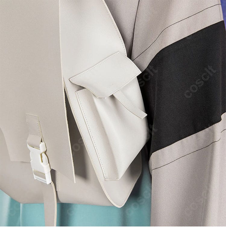 背負い装飾のディテールフォーカス。リュック取り付け部とストラップ構造を表示