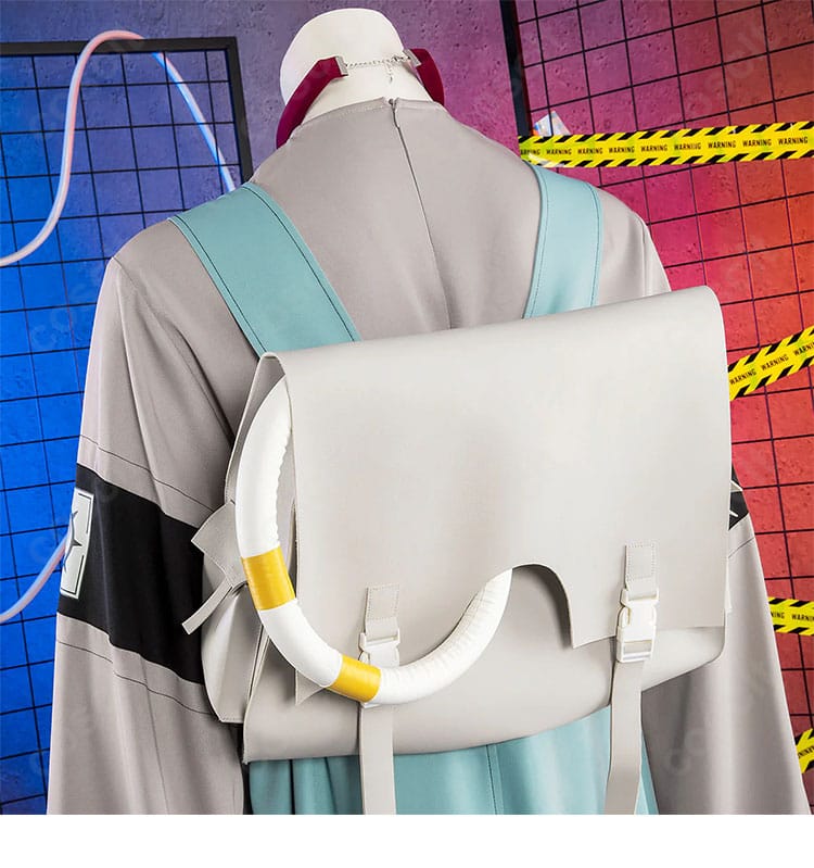 衣装背面の装飾ディテール。サロペット背部のラインと付属パーツの配置を確認