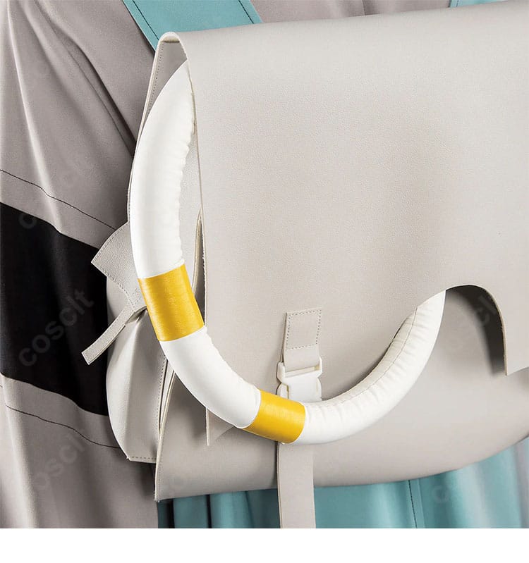 付属リュックのクローズアップ。ポケットやファスナーなどの作り込みを確認できる画像