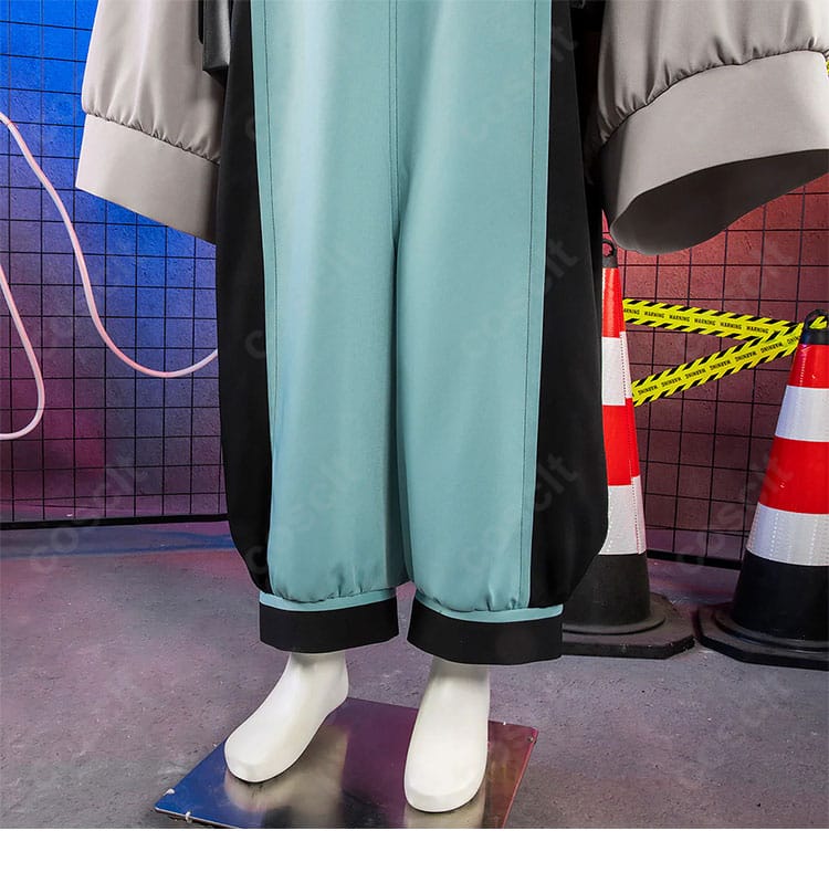 パンツ裾(脚口)のディテール。直線的なラインとステッチが分かる拡大画像