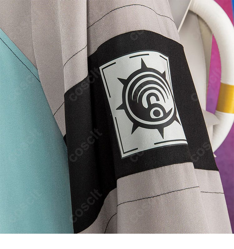 腕部の徽章装飾ディテール。落ち着いた色味の中でアクセントになるパーツを拡大表示