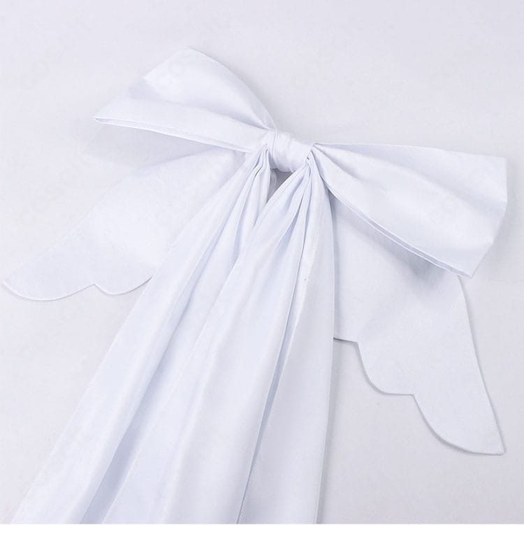 背中の大きな蝶結びリボンの結び目と形状アップ