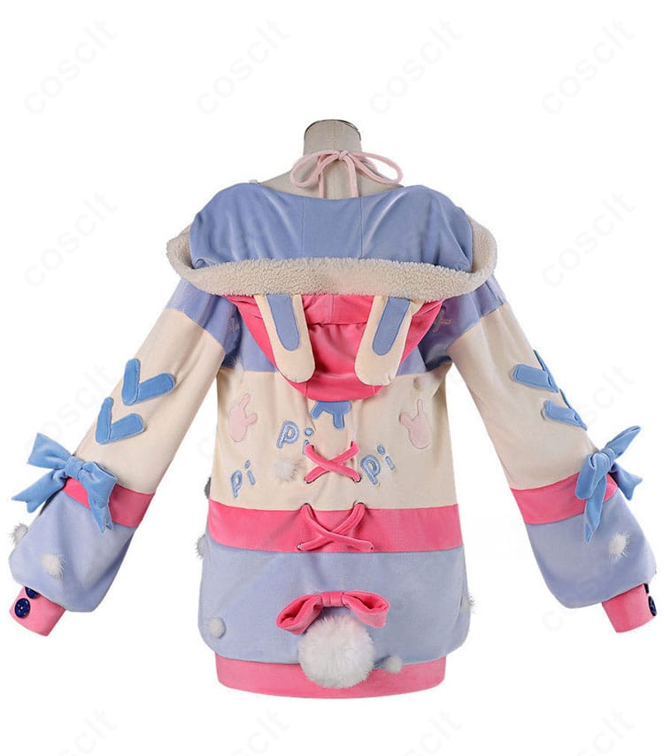 ピッパ衣装の背面全体、コートのラインが分かる画像