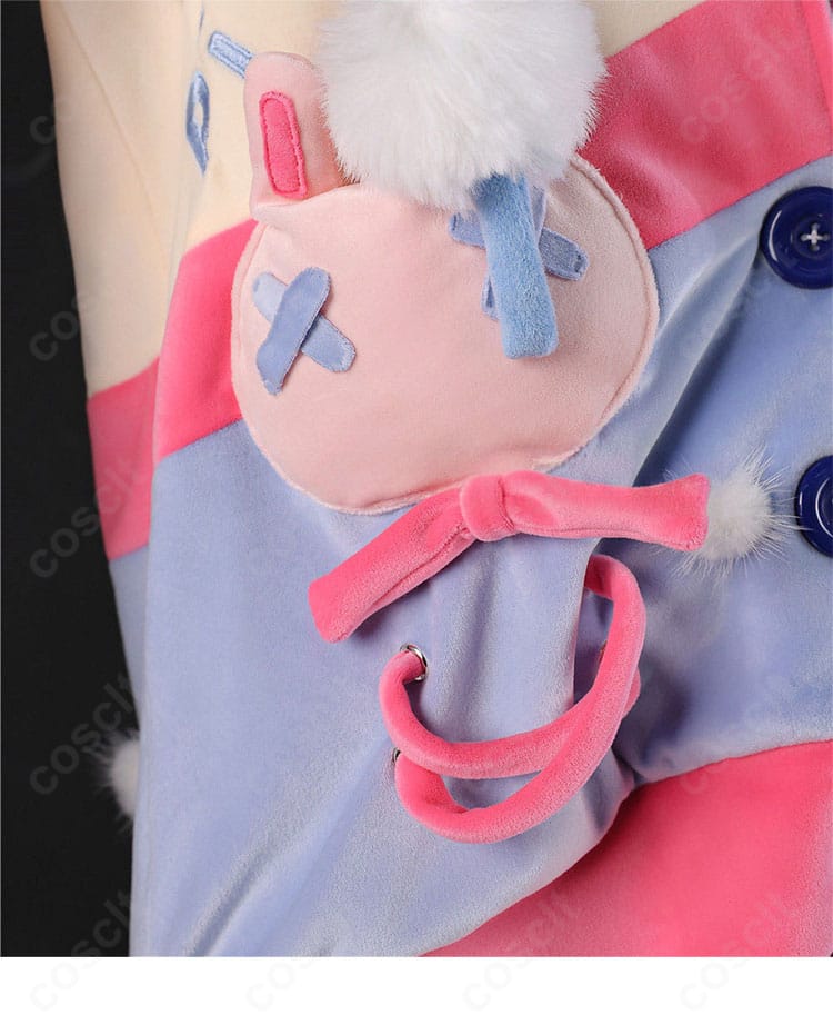 コート前身頃の装飾パーツとトリムのディテール画像