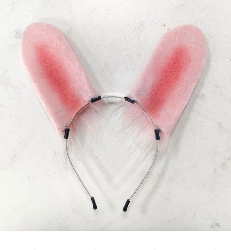 うさ耳ヘッドドレス（耳飾り）の形状と質感の近接