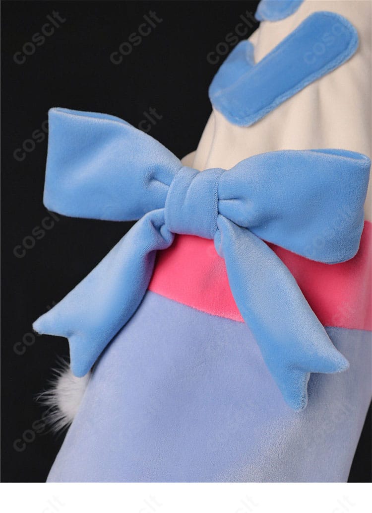 ブルーの蝶モチーフ装飾パーツの近接ディテール