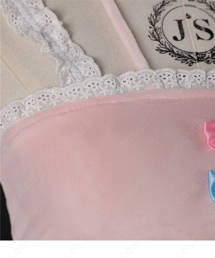 上衣の襟元装飾とカラーバランスのディテール