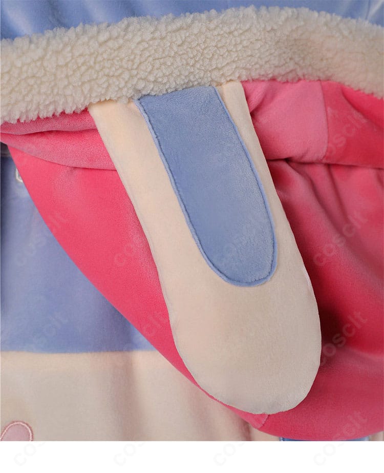 フード周りの装飾とトリムを見せる後頭部付近の画像