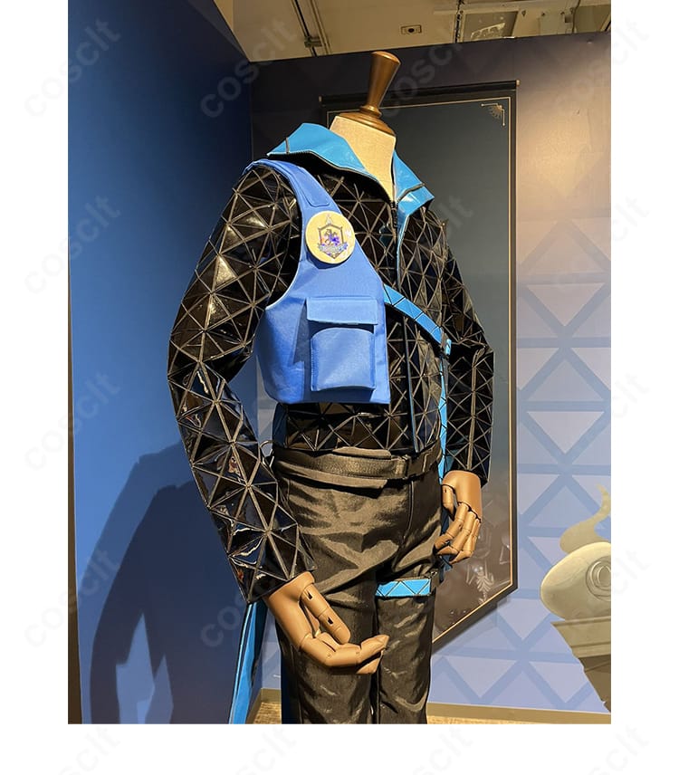 学園制服の側面装飾ディテール。サイドラインの縫製と配色のコントラストが写真映えする仕様。