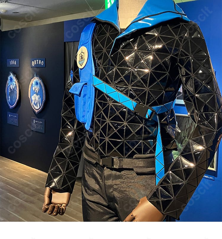 学園制服の衣襟と装飾ディテールのクローズアップ。端正なステッチと上品な装飾で高再現を強調。