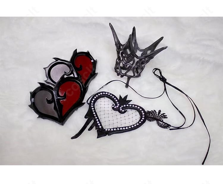 リドル・ローズハート 真紅の暴君衣装の装飾と縫製ディテールの近接写真。付属パーツの固定構造と高発色生地の質感が分かる一枚。