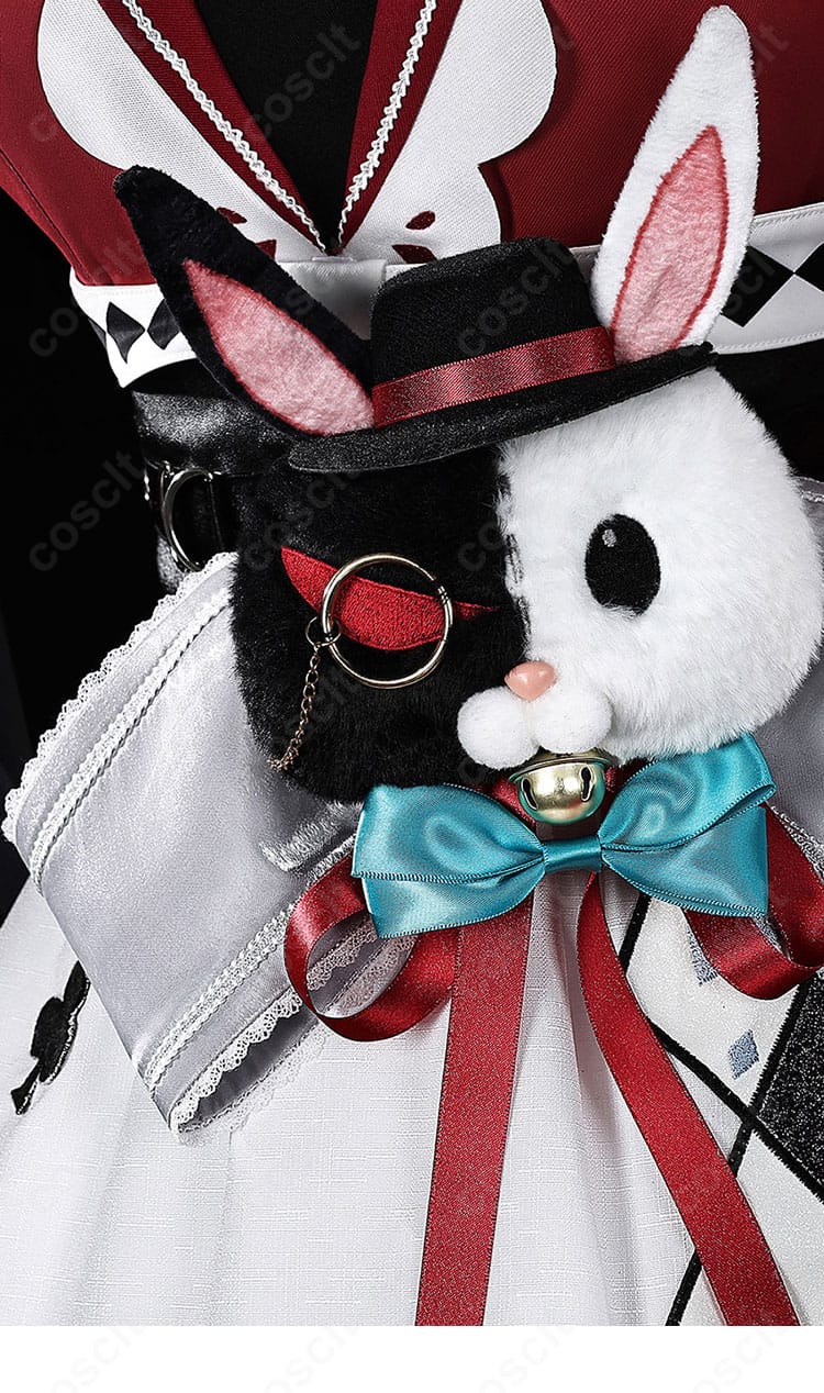 腰飾りのアップ。コルセットベルトとの取り合わせと、揺れ物パーツの構造が見えるディテール写真。